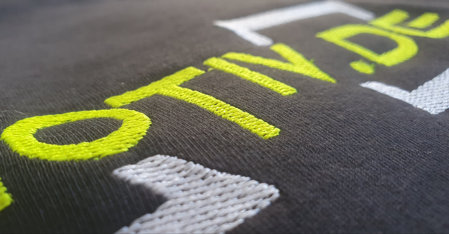 T-Shirt inkl. Stickerei: Dein Design, dein Logo!