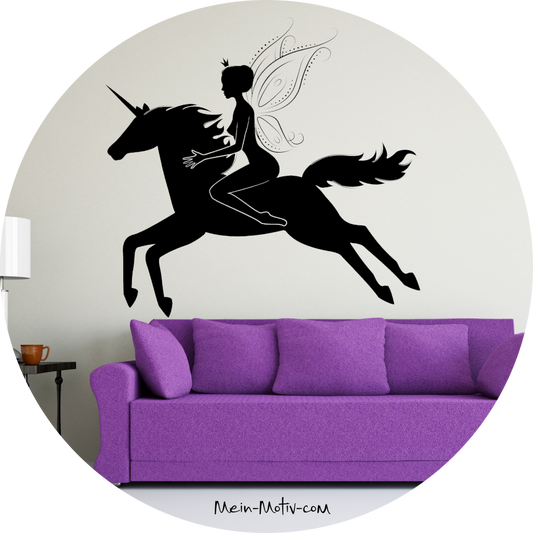Wandtattoo Fee auf einem Einhorn